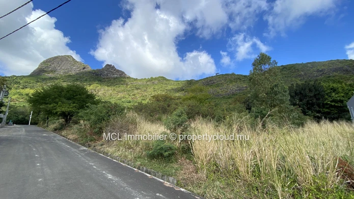 Residential land of 7,851m2 in Pailles