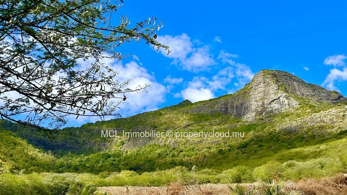 Terrain résidentiel à vendre à Pailles  avec vue mer et montagne.
