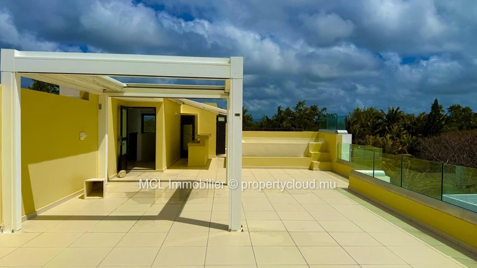Luxury Beachfront Apartment with Private Pool of the rooftop in Poste Lafayette.