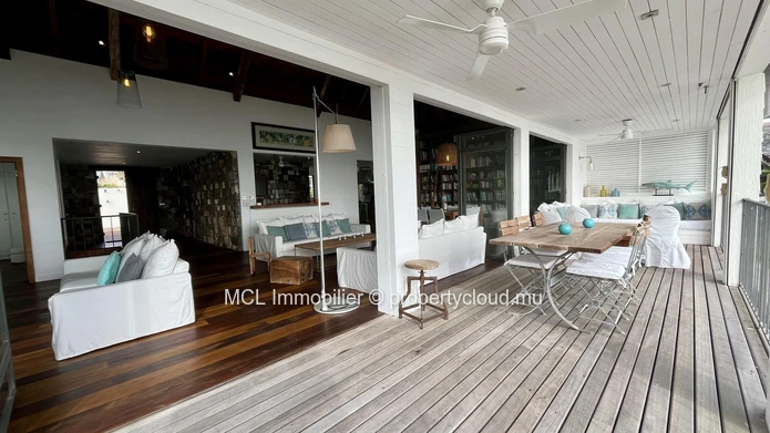 Luxurious beachfront house with private pool in Pointe aux Canonniers