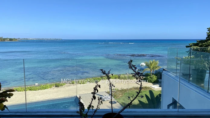 3 bedroom beachfront Penthouse in Pereybere