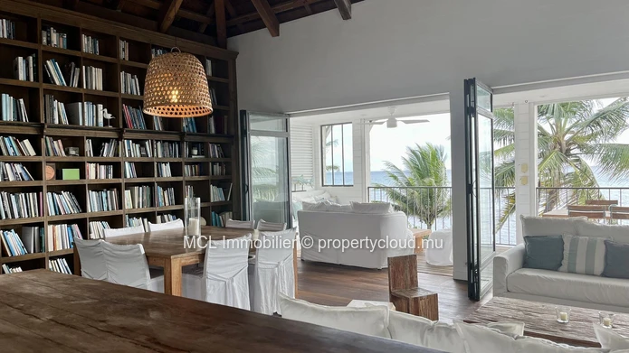 Luxurious beachfront house with private pool in Pointe aux Canonniers