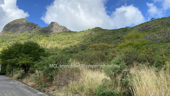 Residential land of 7,851m2 in Pailles