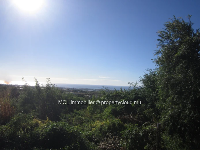 Residential land of 7,851m2 in Pailles