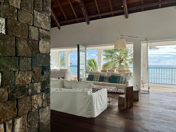 Luxurious beachfront house with private pool in Pointe aux Canonniers