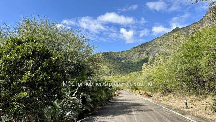 Residential land of 1,712.78m2 in Pailles