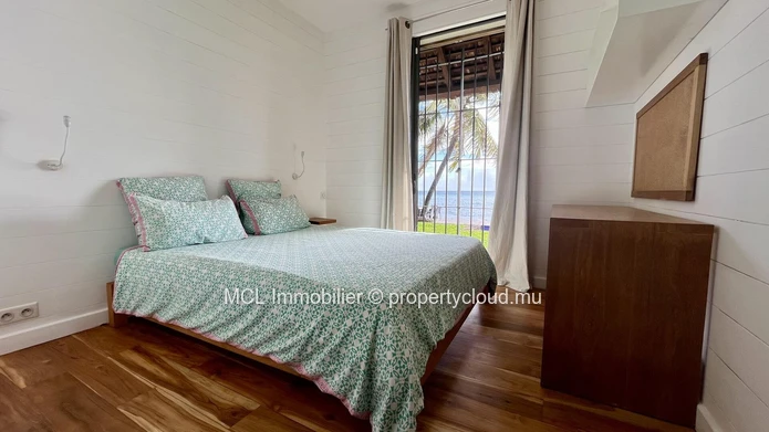 Luxurious beachfront house with private pool in Pointe aux Canonniers