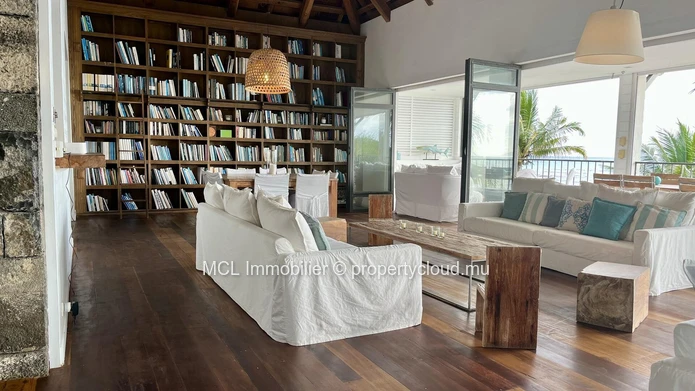Luxurious beachfront house with private pool in Pointe aux Canonniers