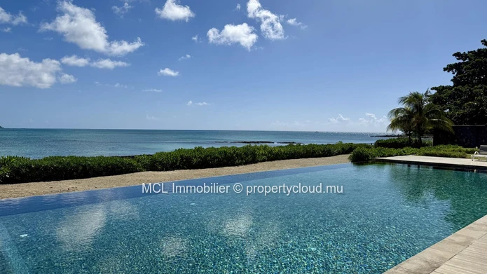3 bedroom beachfront Penthouse in Pereybere