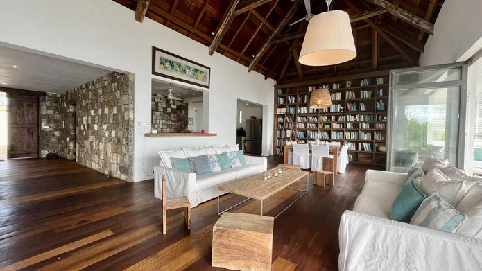 Luxurious beachfront house with private pool in Pointe aux Canonniers