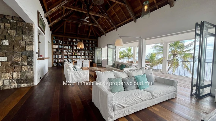 Luxurious beachfront house with private pool in Pointe aux Canonniers
