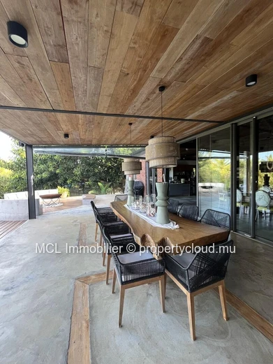 Magnificent 450m2 luxury property 