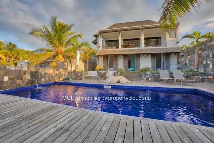 Luxurious beachfront house with private pool in Pointe aux Canonniers