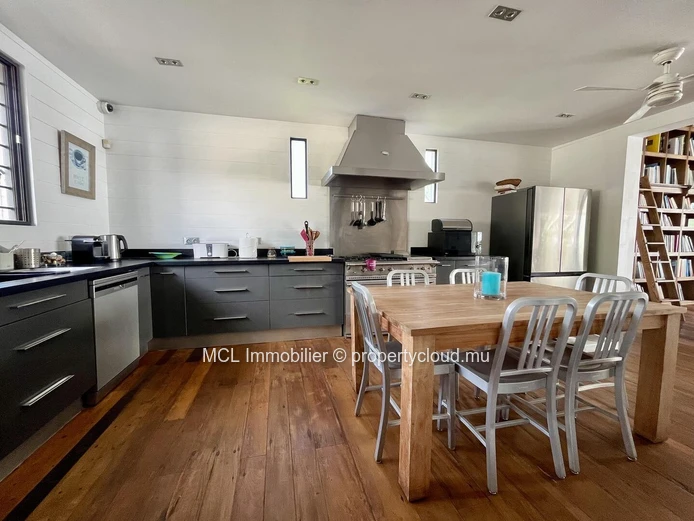 Luxurious beachfront house with private pool in Pointe aux Canonniers
