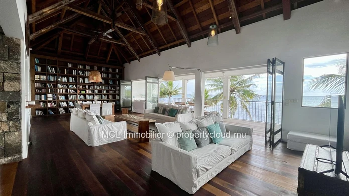 Luxurious beachfront house with private pool in Pointe aux Canonniers