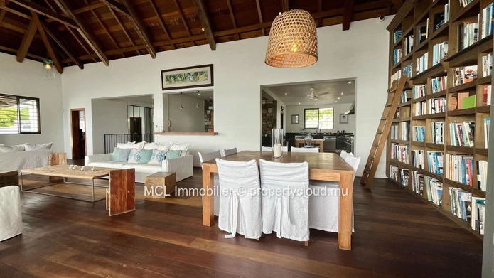 Luxurious beachfront house with private pool in Pointe aux Canonniers