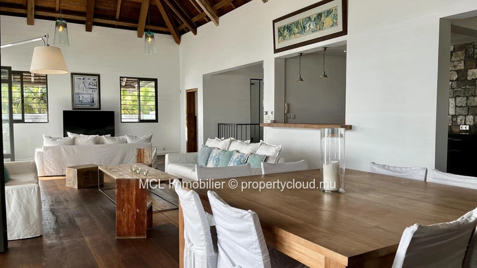 Luxurious beachfront house with private pool in Pointe aux Canonniers