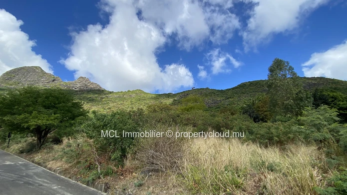 Residential land of 7,851m2 in Pailles